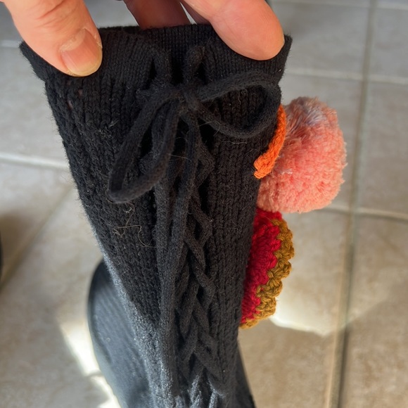 UGG RARE knit boots, Size 7, black with colorful knitted flowers - Picture 6 of 9